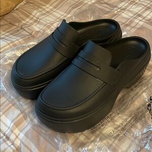 Chic Black Platform Clogs